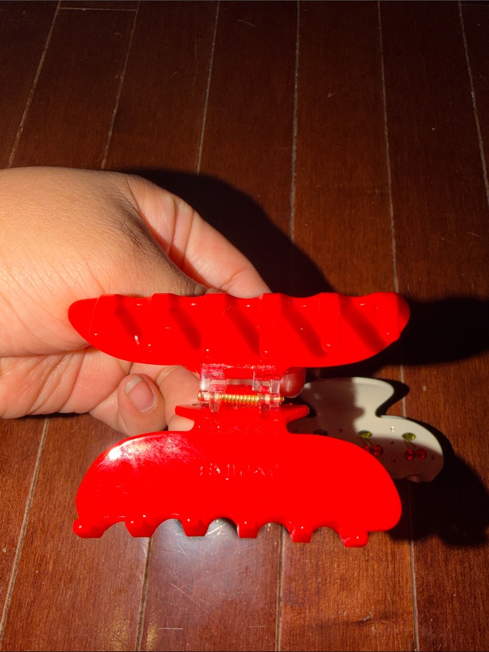 Emi Jay bundle of Red and Cream Hair Claw Clips - Picture 5 of 7